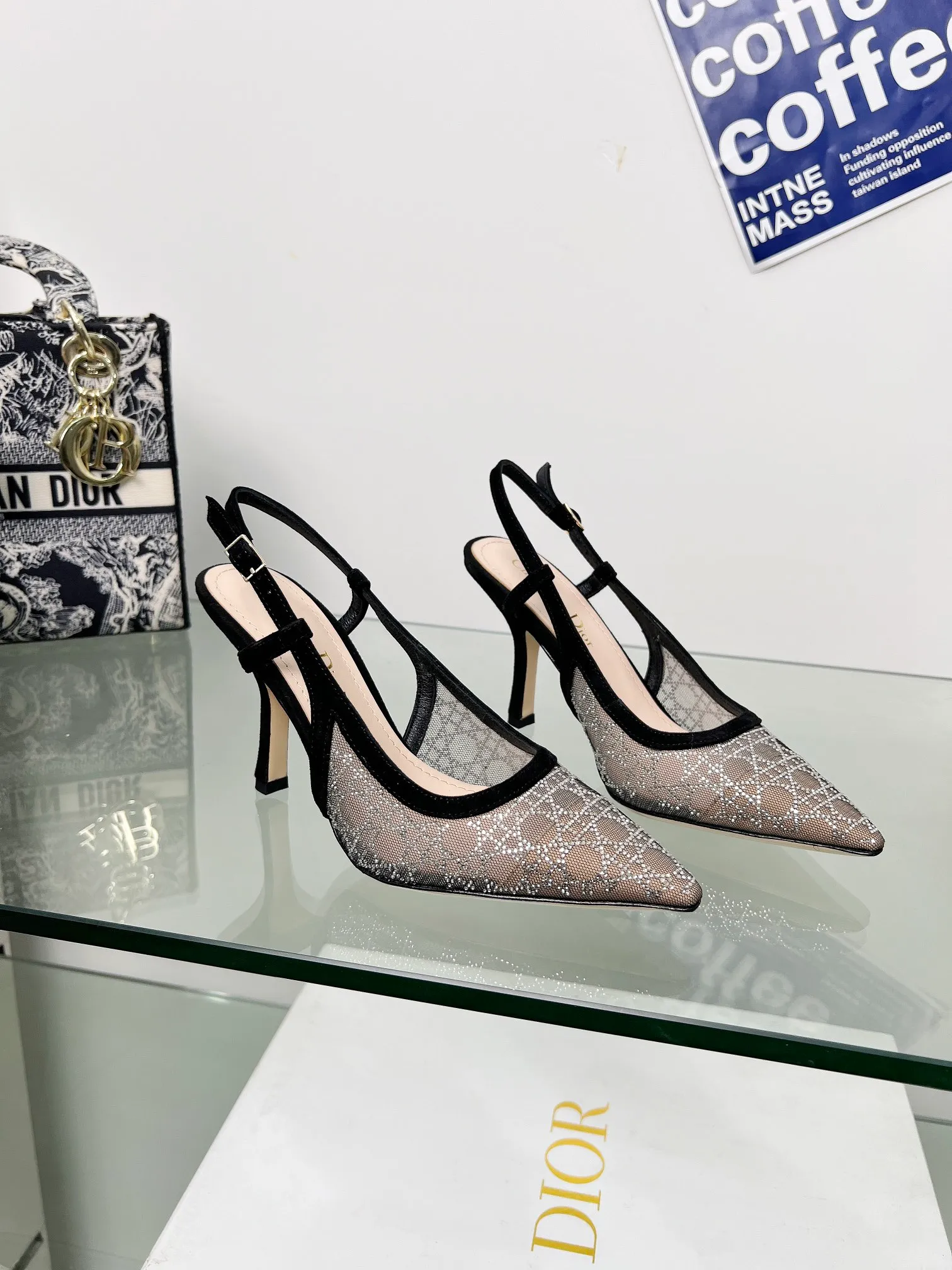 👟👟Ex-factory price 560👟👟Dior 2025 spring and summer catwalk new style bling...bling...crystal shoes Capture one-line high-heeled Mule women's shoes Star same rhinestone square toe cannage pattern cat heel slippers The top high-end version on the market Exclusive sale Material: original custom mesh inlaid with hot Australian rhinestones + water-dyed sheepskin feet + original molded hardware buckles + Italian leather outsole Heel height: 6.5CM/9.5CM size: 33-44 (33.34.40.41.42.43.44 is custom-made and cannot be returned or exchanged)